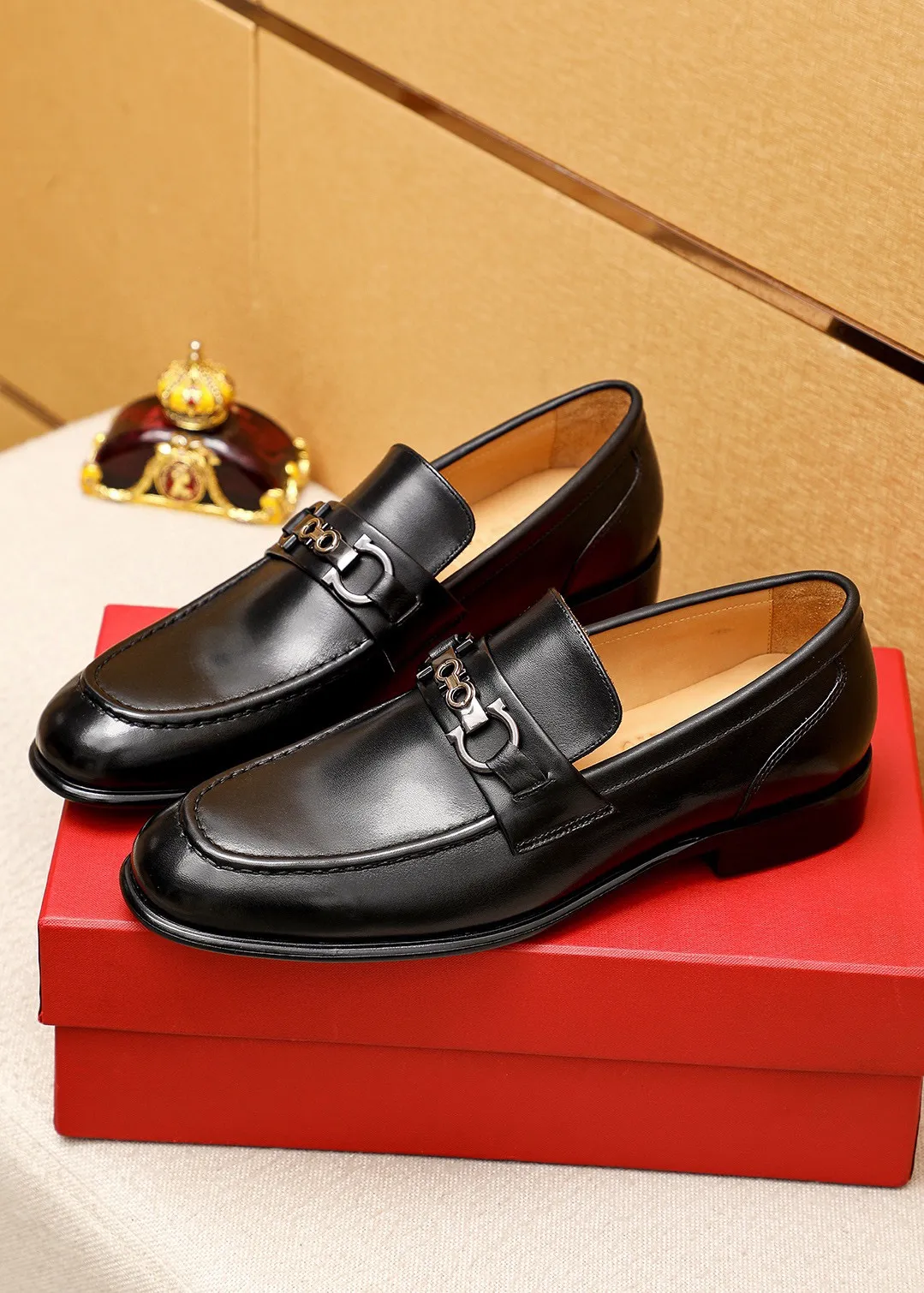 Men's shoes 💰462 💐 Product trademark: Ferragamo "Ferragamo" casual leather shoes Regular size: 38-44 (45.46.47🉑️Customized) Product materials: Selected imported calfskin upper + classic hardware buckle, imported water-dyed cow leather lining. Strong three-dimensional visual effect, original outsole color: 1⃣️color optional